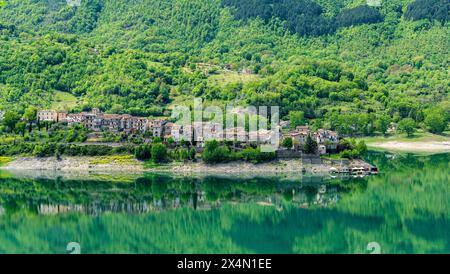 Panoramablick auf Colle di Tora, wunderschönes Dorf am Turano-See, in der Provinz Rieti, Latium, Italien. Stockfoto