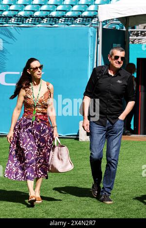 Miami, USA. Mai 2024. Günther Steiner (ITA) RTL F1 TV Presenter (rechts) mit seiner Frau Greta Steiner. Formel-1-Weltmeisterschaft, Rd 6, Miami Grand Prix, Samstag, 4. Mai 2024. Miami International Autodrome, Miami, Florida, USA. Quelle: James Moy/Alamy Live News Stockfoto