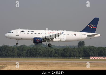 Egyptian Air Cairo Airbus A320-200 mit Registrierung SU-BPV im kurzen Finale für den Flughafen Düsseldorf Stockfoto