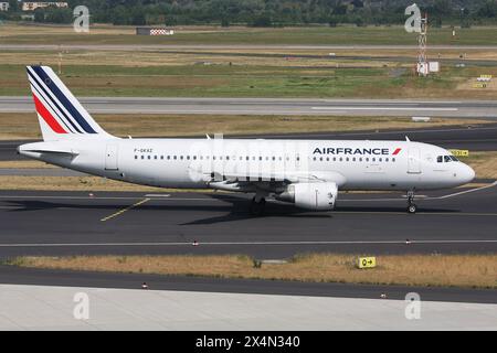 Air France Airbus A320-200 mit Kennzeichen F-GKXZ auf dem Rollweg am Flughafen Düsseldorf Stockfoto