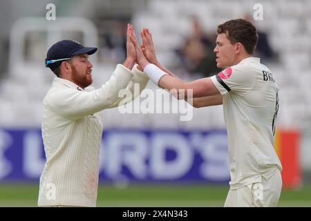 London. Mai 2024. Henry Brookes (8 Middlesex) nimmt den Wicket von Ben Green (6 Leicestershire) für 4 Runs, die Stephen Eskinazi (28 Middlesex) am zweiten Tag des Spiels der County Championship Division 2 zwischen Middlesex und Leicestershire auf dem Lord’s Cricket Ground gefangen hatte. Quelle: Matthew Starling / Alamy Live News Stockfoto