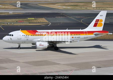 Spanisch Iberia Airbus A319-100 mit Registrierung EC-KOY am Flughafen Düsseldorf Stockfoto