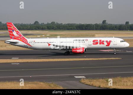 Turkish Sky Airlines Airbus A321-200 mit Registrierung TC-SKI auf dem Rollweg am Flughafen Düsseldorf Stockfoto