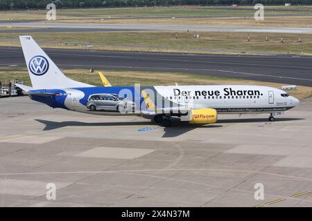 Deutsche TUIfly Boeing 737-800 mit Kennzeichen D-AHFB in VW Sharan Lackierung am Flughafen Düsseldorf Stockfoto