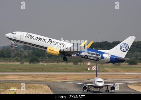 Deutsche TUIfly Boeing 737-800 mit Kennzeichen D-AHFB in VW Sharan Lackierung gerade in der Luft am Flughafen Düsseldorf Stockfoto