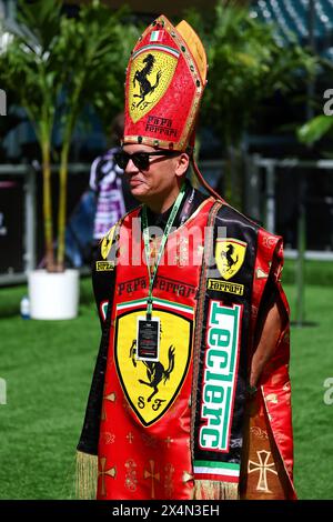 Miami, USA. Mai 2024. Fahrerlager-Atmosphäre - Ferrari-Fan. 04.05.2024. Formel-1-Weltmeisterschaft, Rd 6, Miami Grand Prix, Miami, Florida, USA, Sprint und Qualifikationstag. Das Foto sollte lauten: XPB/Alamy Live News. Stockfoto