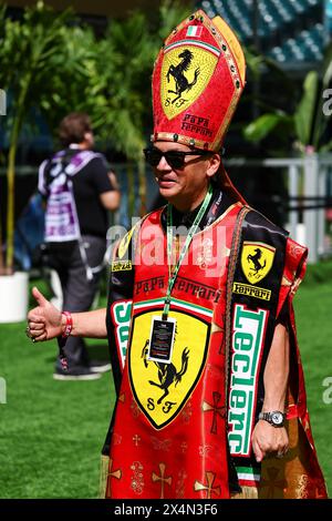Miami, USA. Mai 2024. Fahrerlager-Atmosphäre - Ferrari-Fan. 04.05.2024. Formel-1-Weltmeisterschaft, Rd 6, Miami Grand Prix, Miami, Florida, USA, Sprint und Qualifikationstag. Das Foto sollte lauten: XPB/Alamy Live News. Stockfoto