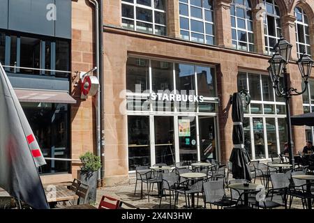 Schriftzug der Kaffeehauskette Starbucks auf der Fassade einer Zweigstelle Stockfoto