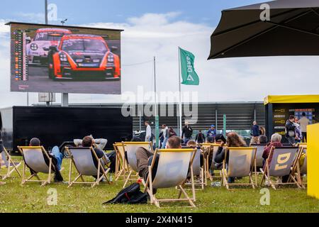 Oschersleben, Deutschland. April 2024. Fans genießen Sit Lounge Sessel Joy View Porsche Cup DTM ADAC GT Battle Supercars Oschersleben Motorsport Arena Stockfoto