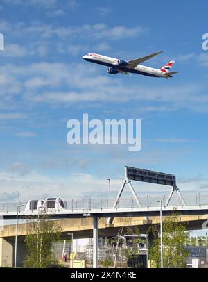 London, England, Großbritannien - 28. April 2024: Zwei PODS im fahrerlosen Shuttle-Service, der einen Parkplatz zum Terminal 5 am Flughafen London Heathrow verbindet. Stockfoto