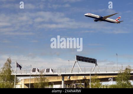 London, England, Großbritannien - 28. April 2024: Zwei PODS im fahrerlosen Shuttle-Service, der einen Parkplatz zum Terminal 5 am Flughafen London Heathrow verbindet. Stockfoto