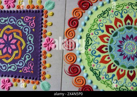 Rangoli Design ist eine Kunstform, die während der Verwendung von Pulverfarben während Diwali, Onam, Pongal, Hindu-Festivals in Indien Stockfoto