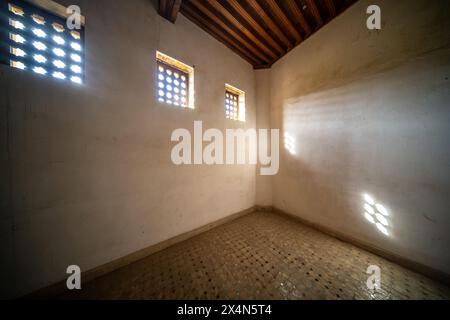 Ein ruhiger Blick fängt das Wesen von Fès durch das verzierte Fenster von Cherratine Madrasa ein. Fès, Marokko. Stockfoto