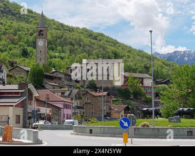 Die Stadt Montjovet mit ihrem Uhrenturm und den Bullenstatuen an einem Kreisverkehr im Aostatal, NW Italien. Mai 2024 Stockfoto