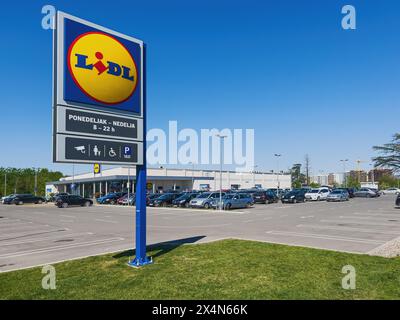 Novi Sad, Serbien - 28. April 2024: LIDL Supermarkt und Parkplatz mit Autos kurz vor den Osterferien in Serbien. Stockfoto