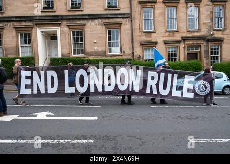 Glasgow, Schottland, Großbritannien. Mai 2024. Ein Schild mit der Aufschrift End London Rule wird getragen, als die schottischen Unabhängigkeitsbefürworter vom Kelvingrove Park durch das Stadtzentrum zu einer Kundgebung in Glasgow Green marschieren. Die Veranstaltung wurde von der Gruppe All Under One Banner organisiert. Quelle: Skully/Alamy Live News Stockfoto