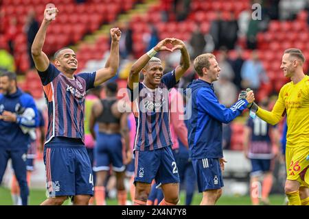 Murillo aus Nottingham Forest und Danilo aus Nottingham Forest feiern das Vollzeitresultat beim Premier League-Spiel Sheffield United gegen Nottingham Forest in Bramall Lane, Sheffield, Großbritannien, 4. Mai 2024 (Foto: Cody Froggatt/News Images) Stockfoto