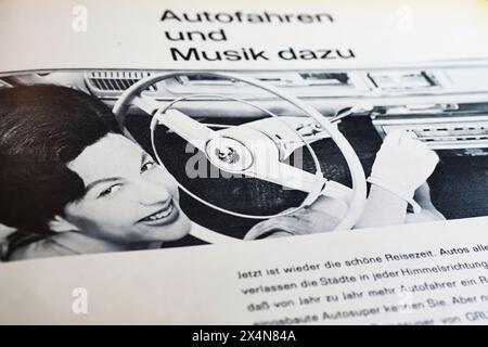 Viersen, Deutschland - 1. Mai. 2024: Oldtimer-Werbung für Grundig Autoradio mit Fraueneinstellung im deutschen Magazin von 1960 Stockfoto