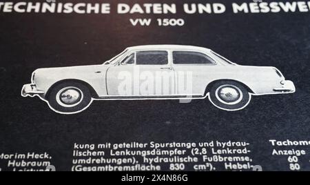 Viersen, Deutschland - 1. Mai. 2024: Oldtimer-Werbung im deutschen Automagazin VW 1500 mit technischen Daten und Messungen in den 60er Jahren Stockfoto