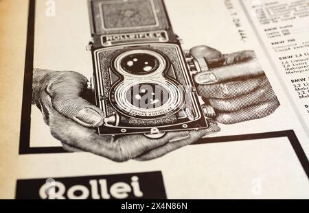 Viersen, Deutschland - 1. Mai. 2024: Vintage Rollei Rolleiflex analoge Kamerawerbung im deutschen Magazin aus den 60er Jahren Stockfoto