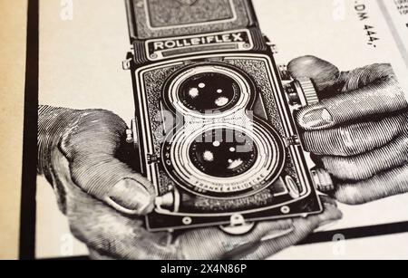 Viersen, Deutschland - 1. Mai. 2024: Vintage Rollei Rolleiflex analoge Kamerawerbung im deutschen Magazin aus den 60er Jahren Stockfoto