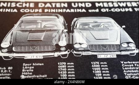 Viersen, Deutschland - 1. Mai. 2024: Lancia Flamina Coupé pininfarina und GT Touring Vergleichstest, Daten und Messwerte im deutschen Oldtimer-Magaz Stockfoto