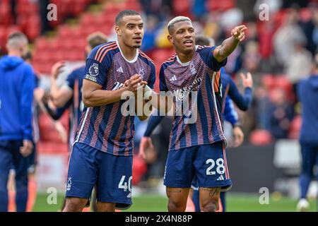 Sheffield, Großbritannien. Mai 2024. Murillo aus Nottingham Forest und Danilo aus Nottingham Forest feiern das Vollzeitresultat während des Premier League-Spiels Sheffield United gegen Nottingham Forest in Bramall Lane, Sheffield, Großbritannien, 4. Mai 2024 (Foto: Cody Froggatt/News Images) in Sheffield, Großbritannien am 4. Mai 2024. (Foto: Cody Froggatt/News Images/SIPA USA) Credit: SIPA USA/Alamy Live News Stockfoto