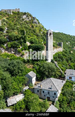 Mittelalterliche Zitadelle, Sahat Kula Uhrenturm in Pocitelj, Bosnien und Herzegowina. Stockfoto