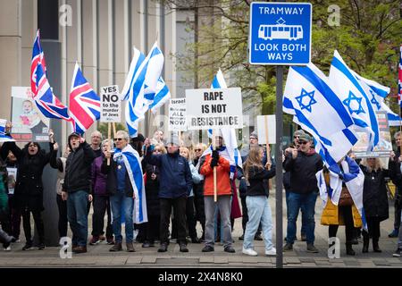 Manchester, Großbritannien. Mai 2024. Israel-Anhänger versammeln sich vor einer propalästinensischen Demonstration. Am Internationalen Arbeitstag schlossen sich palästinensische Bewegungen an, um das Bewusstsein aller in Gaza tätigen Fachleute zu schärfen. (Foto: Andy Barton/SOPA Images/SIPA USA) Credit: SIPA USA/Alamy Live News Stockfoto