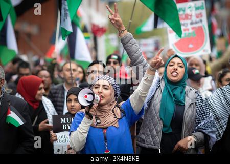 Manchester, Großbritannien. Mai 2024. Pro-palästinensische Anhänger skandieren während der Kundgebung Slogans. Am Internationalen Arbeitstag schlossen sich palästinensische Bewegungen an, um das Bewusstsein aller in Gaza tätigen Fachleute zu schärfen. (Foto: Andy Barton/SOPA Images/SIPA USA) Credit: SIPA USA/Alamy Live News Stockfoto