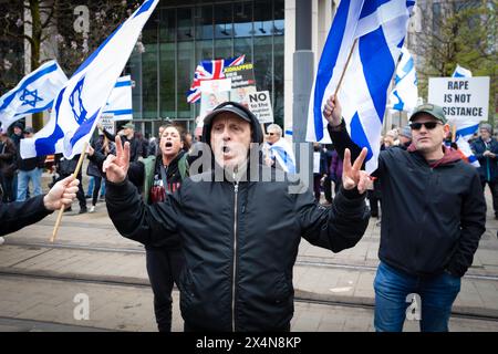 Manchester, Großbritannien. Mai 2024. Ein israelischer Unterstützer ruft zu einer Demonstration in Palästina. Am Internationalen Arbeitstag schlossen sich palästinensische Bewegungen an, um das Bewusstsein aller in Gaza tätigen Fachleute zu schärfen. (Foto: Andy Barton/SOPA Images/SIPA USA) Credit: SIPA USA/Alamy Live News Stockfoto