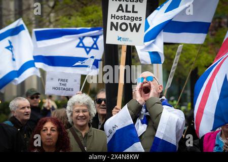 Manchester, Großbritannien. Mai 2024. Ein israelischer Unterstützer ruft zur palästinensischen Demonstration. Am Internationalen Arbeitstag schlossen sich palästinensische Bewegungen an, um das Bewusstsein aller in Gaza tätigen Fachleute zu schärfen. (Foto: Andy Barton/SOPA Images/SIPA USA) Credit: SIPA USA/Alamy Live News Stockfoto