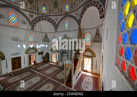 Mostar, Bosnien-Herzegowina - 23. Juli 2023: Die Moschee Koski Mehmed Pascha wurde 1617-1619 auf Befehl des Vizekönigs Koski Mehmed Pascha erbaut. Die Höhe beträgt Stockfoto