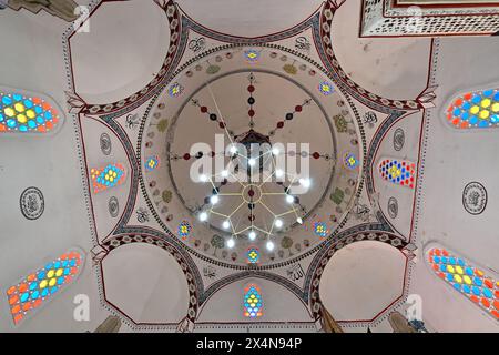 Mostar, Bosnien-Herzegowina - 23. Juli 2023: Die Moschee Koski Mehmed Pascha wurde 1617-1619 auf Befehl des Vizekönigs Koski Mehmed Pascha erbaut. Die Höhe beträgt Stockfoto