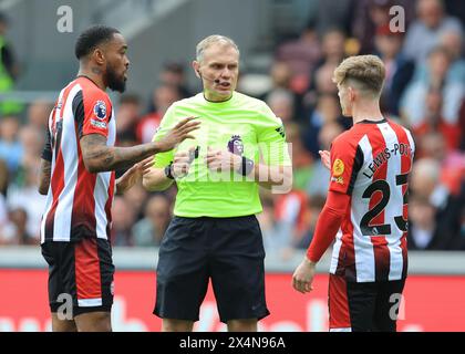 London, Großbritannien. Mai 2024. Ivan Toney (L) und Keane Lewis-Potter aus Brentford appellieren an den Schiedsrichter Graham Scott für einen Elfmeter während des Spiels der Premier League im Gtech Community Stadium in London. Der Bildnachweis sollte lauten: Paul Terry/Sportimage Credit: Sportimage Ltd/Alamy Live News Stockfoto