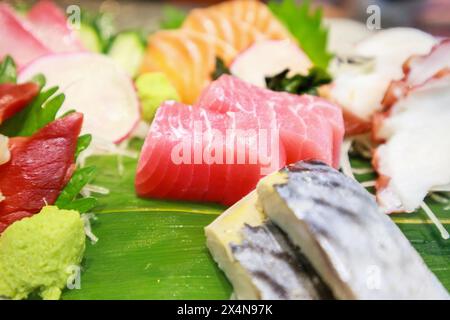 Thunfischscheibe mit Lachs, saba, Tako und Hokkigai Sashimi auf Bambusblättern Stockfoto