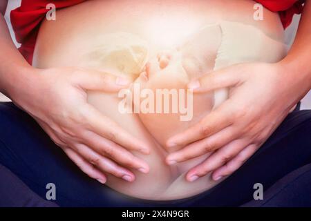 Schwangere Frau mit neugeborenem Baby im Bauch Stockfoto