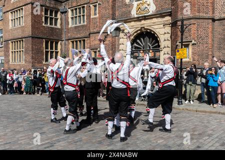 Mai 2024. Das Guildford Summerpole Festival fand heute im Stadtzentrum statt. Die jährliche Veranstaltung der Guildford Pilgrim Morris Dancers umfasst eine Prozession die High Street hinauf, Darstellungen von morris-Tänzen von mehreren Gruppen, gefolgt von der Errichtung der Sommerstange (anstelle eines traditionellen Maipols) auf dem Gelände von Guildford Castle und weitere Tänze. Das Pilgrim Morris Tanzteam tanzt vor dem Abbot's Hospital. Stockfoto