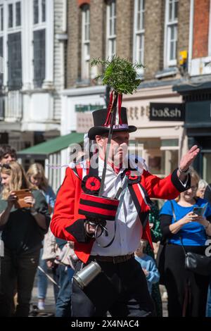 Mai 2024. Das Guildford Summerpole Festival fand heute im Stadtzentrum statt. Die jährliche Veranstaltung der Guildford Pilgrim Morris Dancers umfasst eine Prozession die High Street hinauf, Darstellungen von morris-Tänzen von mehreren Gruppen, gefolgt von der Errichtung der Sommerstange (anstelle eines traditionellen Maipols) auf dem Gelände von Guildford Castle und weitere Tänze. Der Barker, der den Fruchtbarkeitskuchen trägt. Stockfoto