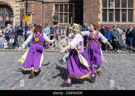 Mai 2024. Das Guildford Summerpole Festival fand heute im Stadtzentrum statt. Die jährliche Veranstaltung der Guildford Pilgrim Morris Dancers umfasst eine Prozession die High Street hinauf, Darstellungen von morris-Tänzen von Pilgrim morris und mehreren Gasttanzgruppen, gefolgt von der Errichtung des Sommermahls (anstelle eines traditionellen Maypols) auf dem Gelände des Guildford Castle und weiteren Tanz. Die Fleur de Lys morris Tänzer aus Godalming treten vor dem Abbot's Hospital auf. Stockfoto