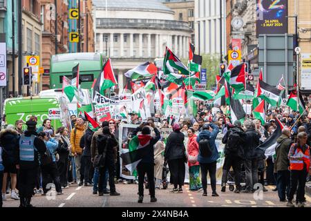 Manchester, Großbritannien. Mai 2024. Palästinensische Proteste Manchester. Die Demonstranten trafen eine pro-israelische Gruppe von Demonstranten, nachdem sie das Stadtzentrum an der Oxford Road verlassen hatten, wo Stewards und Polizei die Gruppen getrennt hielten. Die pro-palästinensischen Demonstranten marschierten dann zum Studentenzelt-Protest im Brunswick Park an der Manchester University. Manchester UK. Picture garyrobertsphotography/worldwidefeatures.com Credit: GaryRobertsphotography/Alamy Live News Stockfoto