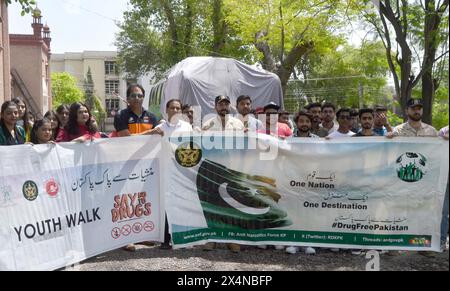 Studenten und Teilnehmer halten einen Awareness Youth Walk gegen Drogen und fordern, die Stadt drogenfrei zu machen, der am Samstag, den 4. Mai 2024 auf dem Gelände des Edwards College in Peshawar stattfindet. Stockfoto