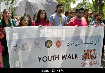 Studenten und Teilnehmer halten einen Awareness Youth Walk gegen Drogen und fordern, die Stadt drogenfrei zu machen, der am Samstag, den 4. Mai 2024 auf dem Gelände des Edwards College in Peshawar stattfindet. Stockfoto