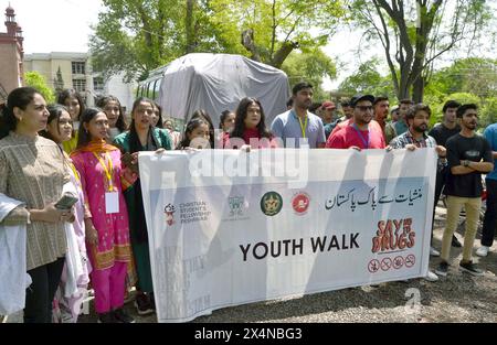 Studenten und Teilnehmer halten einen Awareness Youth Walk gegen Drogen und fordern, die Stadt drogenfrei zu machen, der am Samstag, den 4. Mai 2024 auf dem Gelände des Edwards College in Peshawar stattfindet. Stockfoto