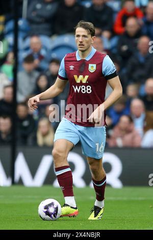 Burnley, Großbritannien. Mai 2024. Sander Berge von Burnley in Aktion. Premier League Match, Burnley gegen Newcastle United am Samstag, 4. Mai 2024, im Turf Moor in Burnley, Lancs. Dieses Bild darf nur für redaktionelle Zwecke verwendet werden. Nur redaktionelle Verwendung, Bild von Chris Stading/Andrew Orchard Sportfotografie/Alamy Live News Credit: Andrew Orchard Sportfotografie/Alamy Live News Stockfoto