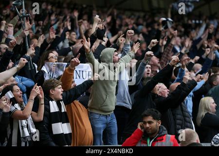 Burnley, Großbritannien. Mai 2024. Newcastle United Fans am Ende des Spiels. Premier League Match, Burnley gegen Newcastle United am Samstag, 4. Mai 2024, im Turf Moor in Burnley, Lancs. Dieses Bild darf nur für redaktionelle Zwecke verwendet werden. Nur redaktionelle Verwendung, Bild von Chris Stading/Andrew Orchard Sportfotografie/Alamy Live News Credit: Andrew Orchard Sportfotografie/Alamy Live News Stockfoto