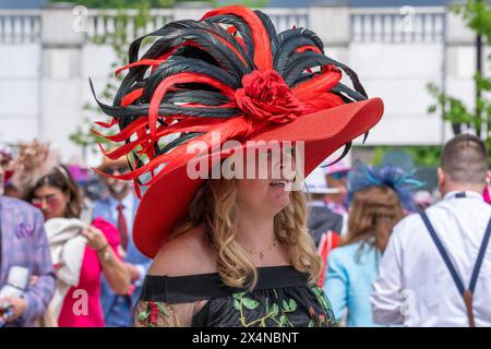 Louisville, Usa. Mai 2024. Rennfans tragen bunte Hüte für das 150. Kentucky Derby in Churchill Downs in Louisville, Kentucky am Samstag, den 4. Mai 2024. Foto: Pat Benic/UPI Credit: UPI/Alamy Live News Stockfoto