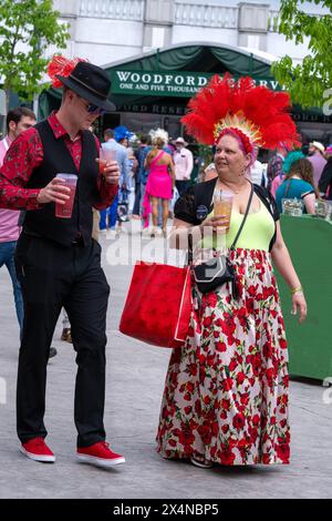 Louisville, Usa. Mai 2024. Rennfans kleiden sich am Samstag, den 4. Mai 2024, zum 150. Kentucky Derby in Churchill Downs in Louisville, Kentucky. Foto: Pat Benic/UPI Credit: UPI/Alamy Live News Stockfoto