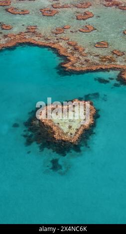 Herzförmiger Felsen im Ozean, umgeben von Wasserressourcen und natürlicher Landschaft Stockfoto