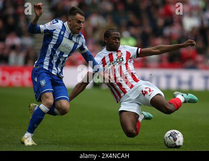 Sunderlands Aji Alese kämpft am Samstag, den 4. Mai 2024, im Stadion of Light in Sunderland gegen Pol Valentín am Sheffield Wednesday während des Sky Bet Championship-Spiels zwischen Sunderland und Sheffield Wednesday. (Foto: Michael Driver | MI News) Credit: MI News & Sport /Alamy Live News Stockfoto